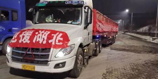 ag8亚游集团集团防疫物资消毒原液驰援湖北 （张伟 摄）