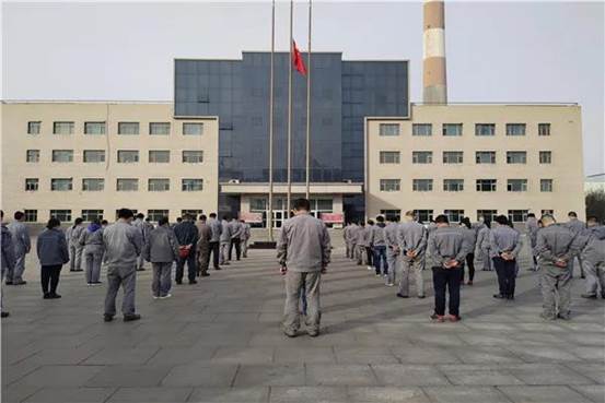 华泰公司默哀悼念现。ǔ瞪苡 摄）